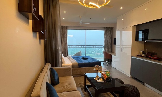 Noida Appartement | Cozy 1-bedroom apartment in Noida with AC, WiFi & Majestic City View