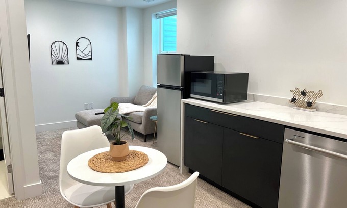 West Colfax Appartement | Cozy 1-bedroom apartment in fantastic Denver with WiFi, AC, Laundry and more!