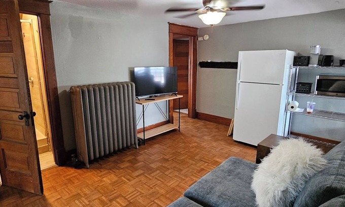 Dundee-Happy Hollow Historic District Appartement | Cozy 1-bedroom apartment in Historic Dundee with WiFi, AC, & off street parking