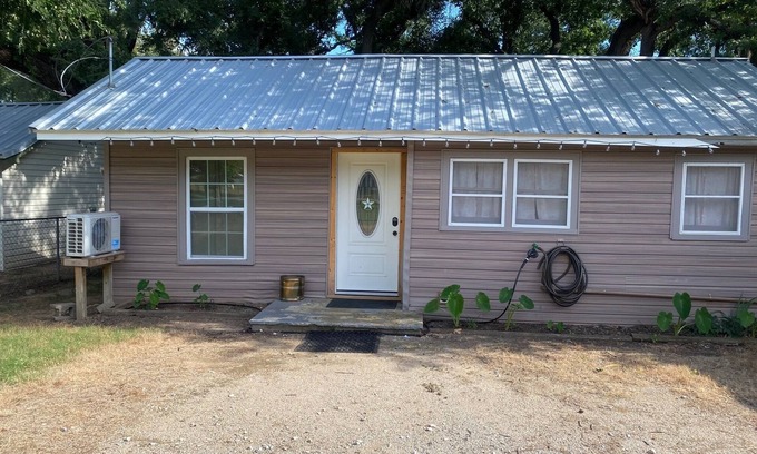 Newark Cabine | Cozy 1-bedroom cabin with AC, WiFi in lovely Eagle mountain Lake,Newark Texas