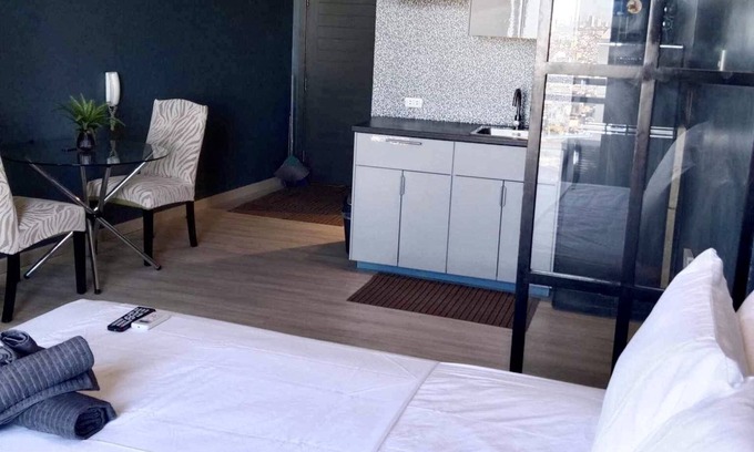 Valenzuela Copropriété | Cozy 1-bedroom condo in welcoming Makati with WiFi, AC, fitness room