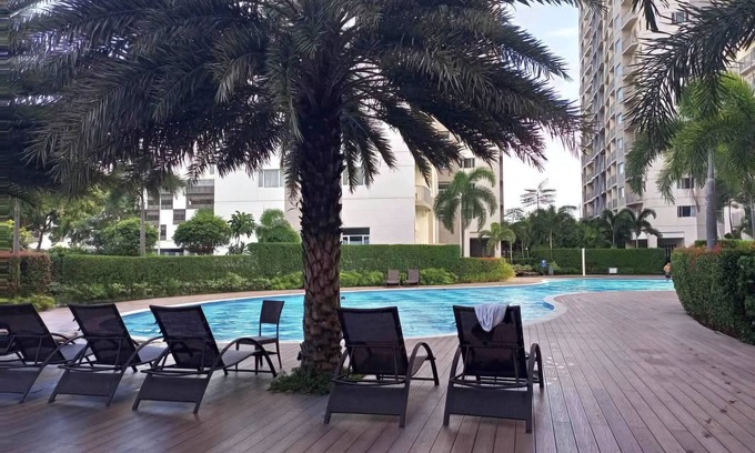 Las Pinas Copropriété | Cozy 1-bedroom condo with Golden Hour balcony view and WiFi