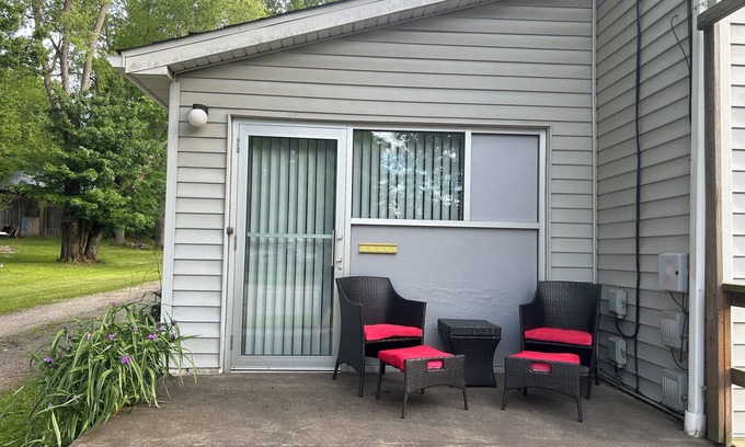 Venango Appartement | Cozy 1-bedroom creekside flat