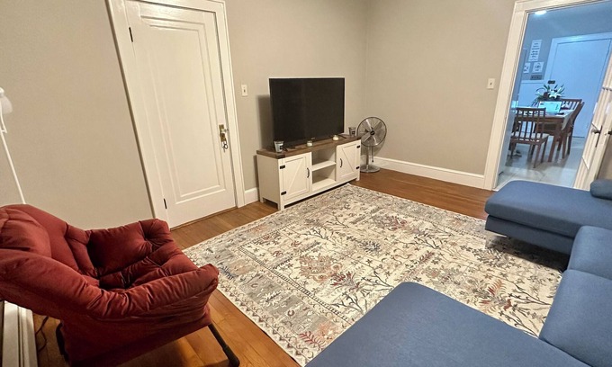 Manchester Maison | Cozy 1-bedroom house w/ WiFi. Work, weekend getaway or celebration? Great place