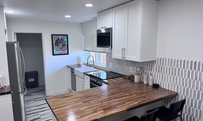 West Gate Maison | Cozy 1-bedroom house with WiFi, AC in charming Lakewood. Close to Red Rocks!