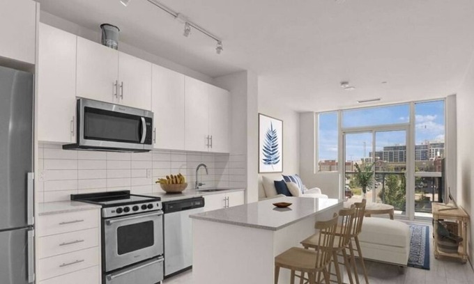 Oakville Copropriété | Cozy 1 bedroom plus Den with all amenities in charming Oakville