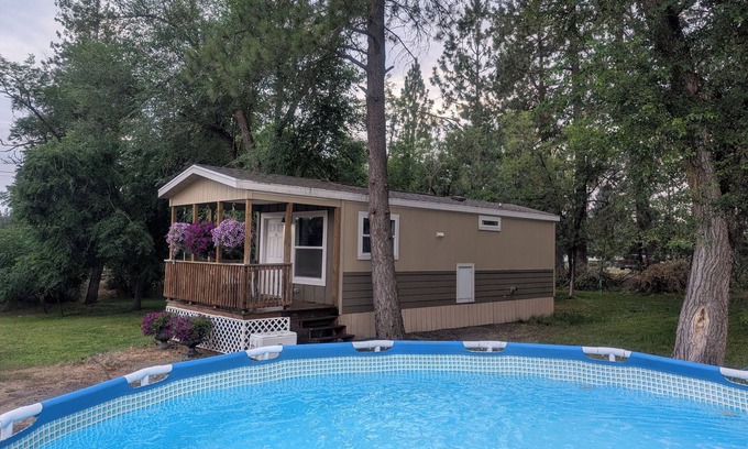 Chattaroy Maison | Cozy 1-bedroom, Private Hot-tub and High speed WiFi in Charming Chattaroy.