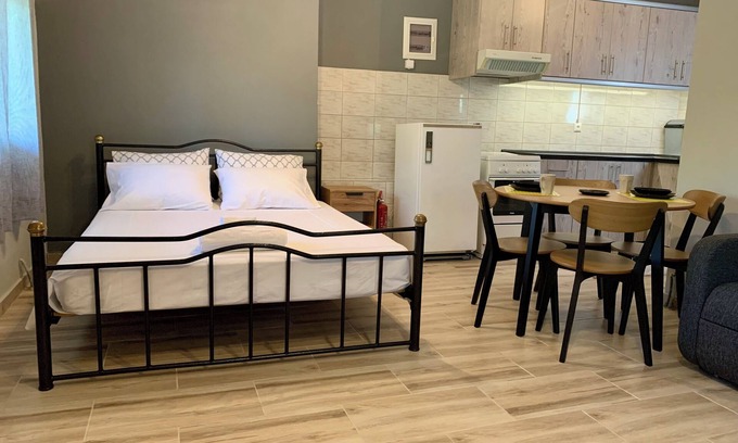 Platamonas Appartement | Cozy 1-bedroom Studio in charming Πλαταμώνας with WiFi, AC