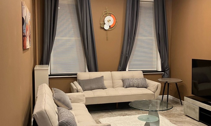 Brooklyn Appartement | Cozy 1 bedroom suite in tree lined block Near Kings Theatre in Brooklyn, NY.