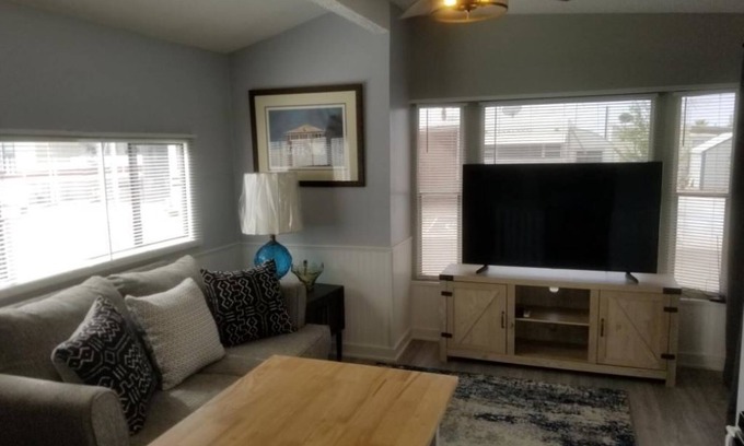 East Mesa Maison | Cozy 1-bedroom modern manufactured home in a fun 55+ Apache Junction park!