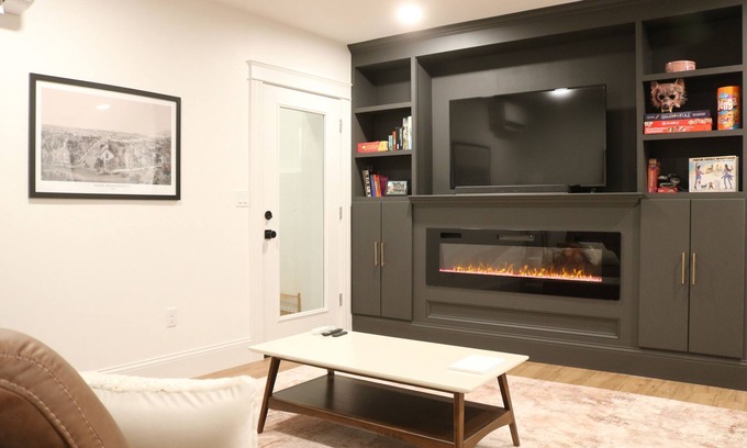 Salem Appartement | Cozy 1-bedroom with electric fireplace, just minutes from downtown Salem!