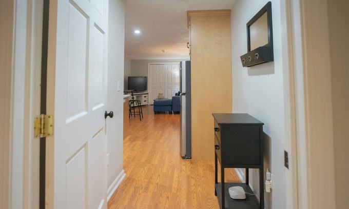 Center Appartement | Cozy 1-bedroom with WiFi, central air, in unit laundry in enjoyable Manchester