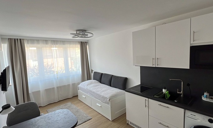 Bothfeld-Vahrenheide Appartement | Cozy 1-room studio with private entrance - right next to the forest.