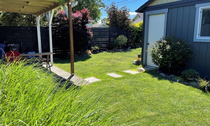 Central Tacoma Maison | Cozy 1920's Bungalow in Tacoma with Sauna, Wood Fireplace, Chef's Kitchen