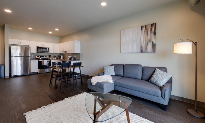 Downtown Des Moines Appartement | Cozy 1B1B w/Wi-Fi, Balcony Views, Coffee + Parking