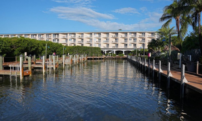 Tavernier Copropriété | Cozy 1BR in Sanctuary w/ Partial Ocean View & Pool