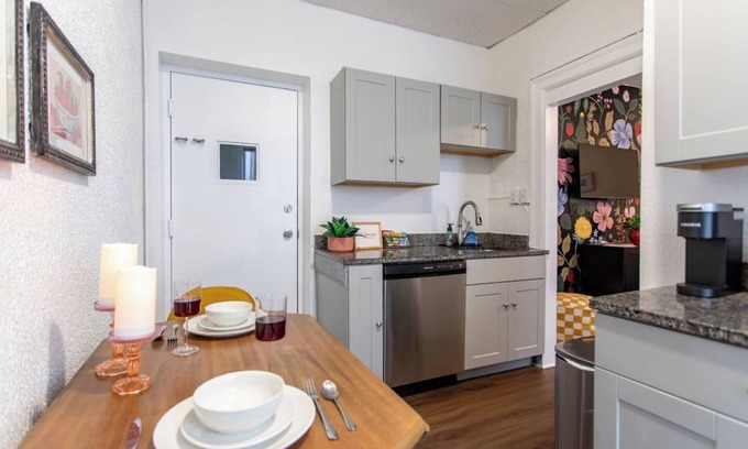 Bloomfield Appartement | Cozy 1BR Near Hospitals & Park