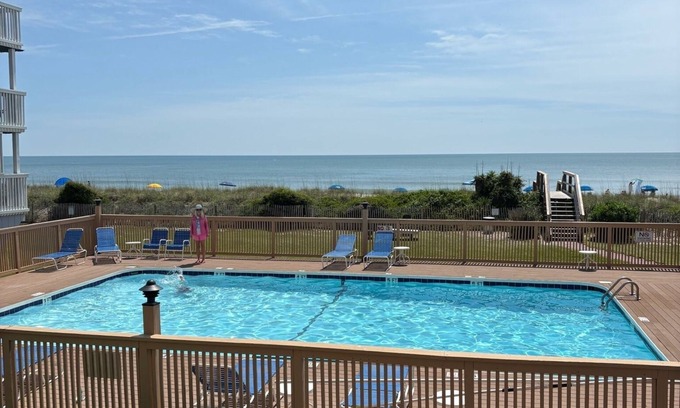 Wilmington Beach Copropriété | Cozy 1st floor 1 bedroom oceanfront condo in Carolina Beach