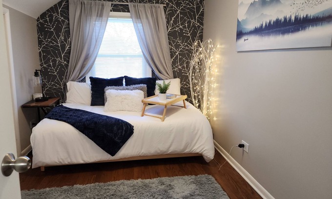Geneva Appartement | Cozy 2 bd/1ba upper apt -Free WIFI, parking -1mi to Geneva 3rd & Chicago Metra