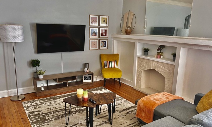 South Chicago Appartement | Cozy 2-bdr unit close to the beach w/ parking
