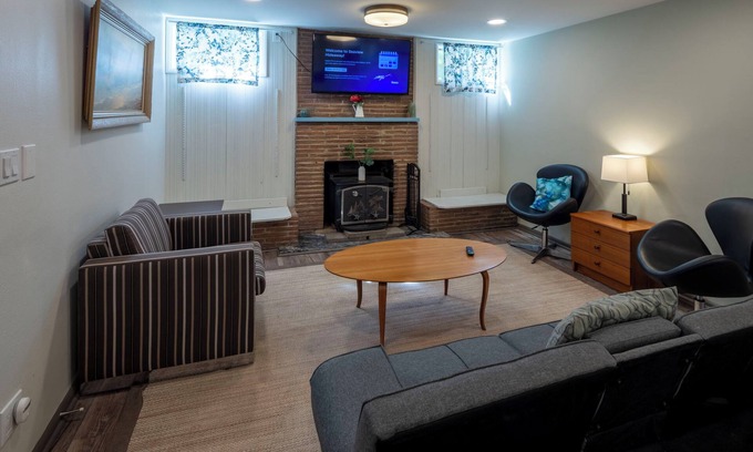 West Seattle Maison | Cozy 2-bed/1ba daylight basement, Sleeps 6, 2 miles from Alki Beach