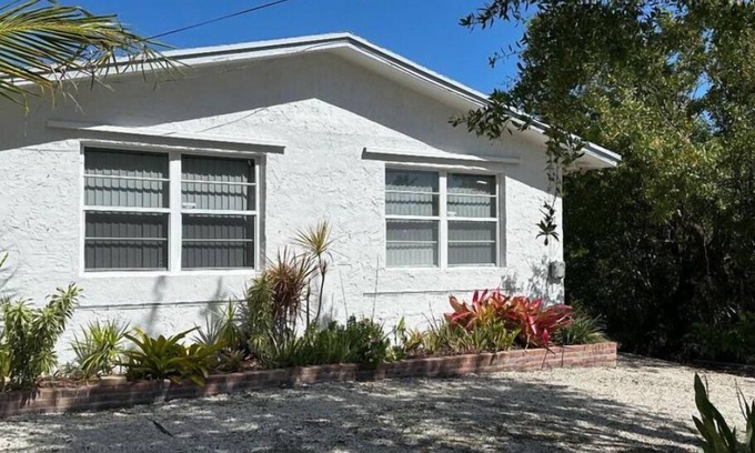 Breezeswept Beach Estates Maison | Cozy 2 Bedroom 1 Bath Canal Front Home On Ramrod Key