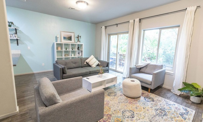 Mercado Maison | Cozy 2-bedroom, 1 office, 2.5 bathroom townhome in Vancouver with AC, WiFi,