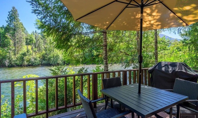 Blue River Cabine | Cozy 2-bedroom, 2-full bath cabin in enchanting Blue River with AC