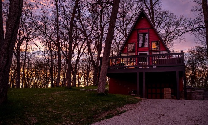 Como Cabine | Cozy 2-bedroom Aframe in charming Lake Geneva with a hot tub and fireplace
