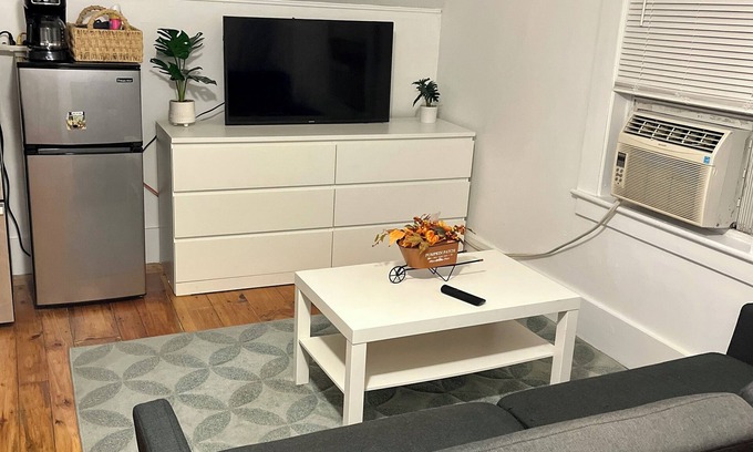 North Andover Appartement | Cozy 2-Bedroom Apartment with Summer Pool Access