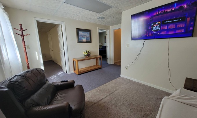 Buckhannon Appartement | Cozy 2-bedroom apartment nestled between Wesleyan & Academy School with AC, WiFi