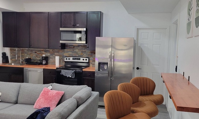 Elizabeth Appartement | Cozy 2-bedroom apartment in awesome Elizabeth with WiFi, AC