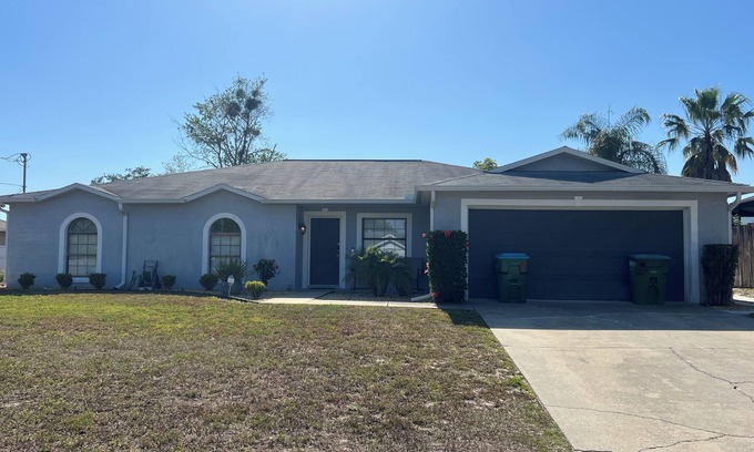 Deltona Lakes Appartement | Cozy 2-bedroom apartment in peaceful Deltona. Close To Parks! Sleeps 7 People!