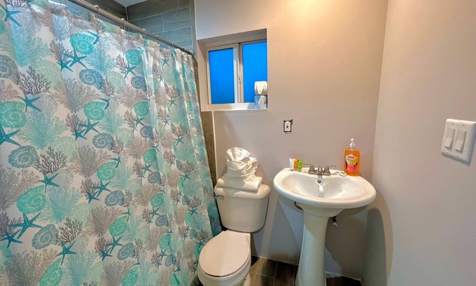 Alice Town Maison | Cozy 2-bedroom apartment in delightful Bimini with WiFi, AC