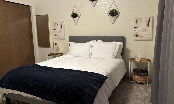 Burien Appartement | Cozy 2-bedroom apartment in charming Burien with WiFi near SeaTac airport