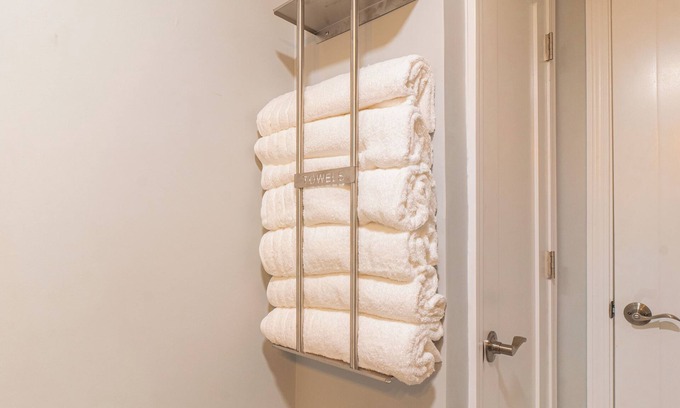 Saugus Appartement | Cozy 2-bedroom apartment near Boston with free Wi-Fi, parking, laundry & dryer