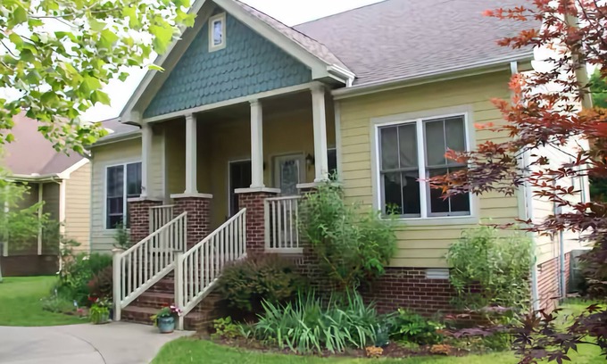 Paducah Maison | Cozy 2-bedroom bungalow in Historic Lower Town Paducah with AC, WiFi