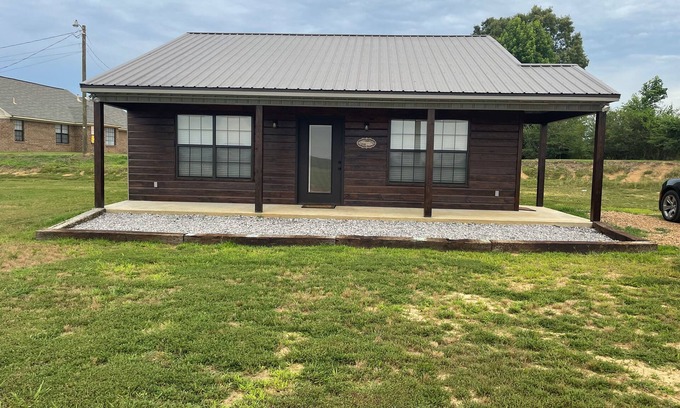 Batesville Cabine | Cozy 2-bedroom cabin with WiFi, AC in soothing Batesville, MS