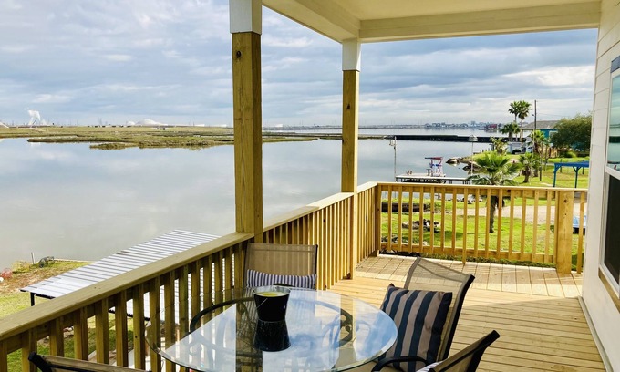 Hitchcock Cabine | Cozy 2-bedroom cabin with WiFi and AC in Hitchcock, 10 mins from Galveston