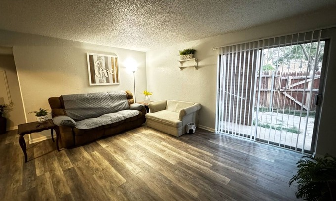 Midland Copropriété | Cozy 2-bedroom condo in Midland. Right by the mall , restaurants, and stores!