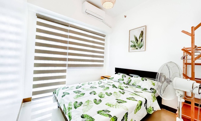 Las Pinas Copropriété | Cozy 2-Bedroom Condo Across SM Southmall with Pool, WiFi, and Kitchenette