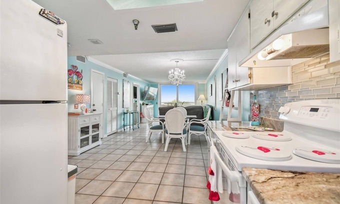 Hudson Copropriété | Cozy 2-bedroom condo with heated pool, fitness room, game room, Gulf Front