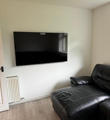 Kirkcaldy Maison | Cozy 2 Bedroom Cottage in Kirkcaldy