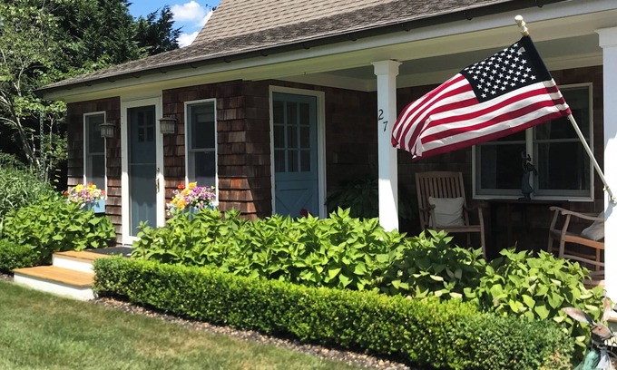 Bellport Maison | Cozy 2 bedroom Cottage. Steps to Restaurants, Shops and Fire Island Ferry
