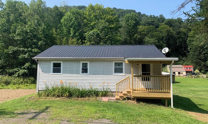 Benton Cabine | Cozy 2-bedroom Elk Grove cabin next to Ricketts Glen State Park