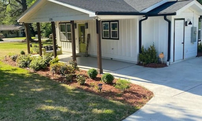 Smyrna Maison | Cozy 2-bedroom Farmhouse with parking on premise