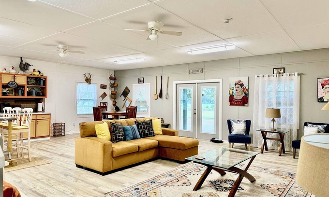 Oxford Autre | Cozy 2- bedroom, full bath guest house on working farm, 1 mile to racetrack.