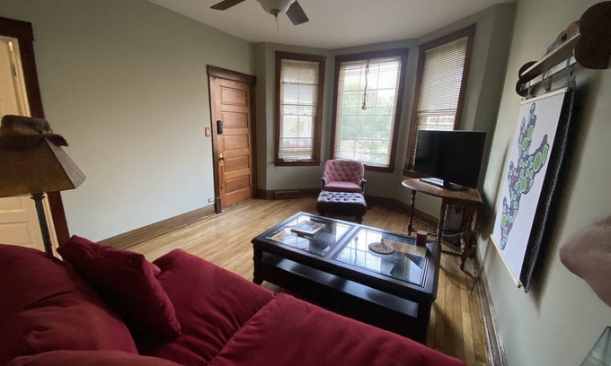 South Chicago Appartement | Cozy 2- bedroom – great kitchen – in a Lakefront Neighborhood