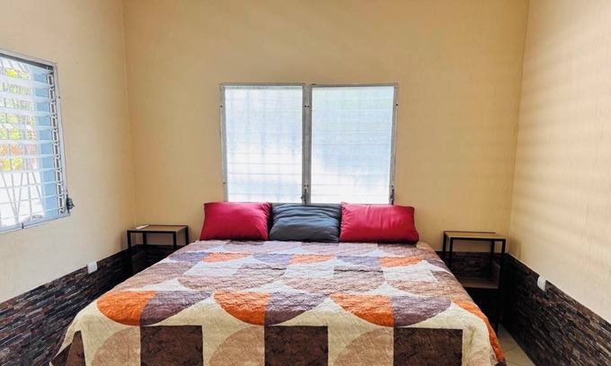 Izabal Maison | Cozy 2-bedroom house in welcoming Puerto Barrios with AC