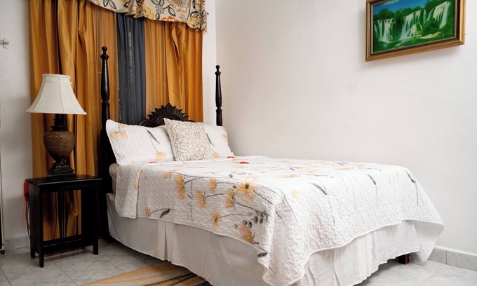 St. Ann's Bay Maison | Cozy 2-bedroom house in phenomenal St. Ann Parish with AC, WiFi